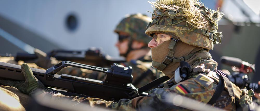 Soldaten bei einer Militärübung zur Absicherung des Hafenbereiches in Rostock, im September. 