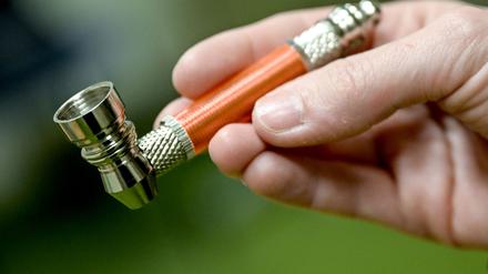 Meistens wird Crack in einer Pfeife geraucht, in seltenen Fällen wird es gespritzt.