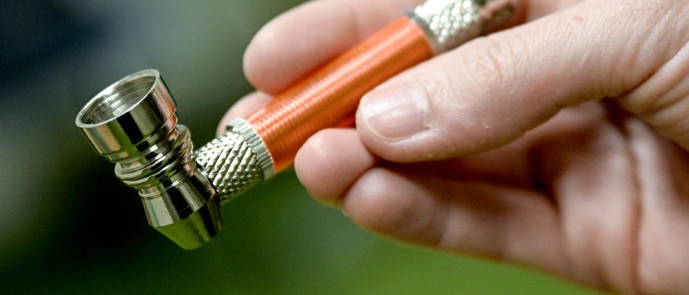 Meistens wird Crack in einer Pfeife geraucht, in seltenen Fällen wird es gespritzt.