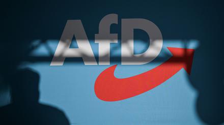 Eine Bühnenwand zeigt das Logo der Partei AfD.