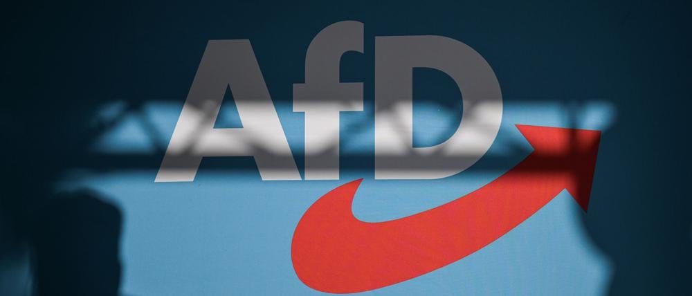 Eine Bühnenwand zeigt das Logo der Partei AfD.