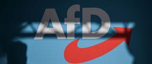 Eine Bühnenwand zeigt das Logo der Partei AfD.