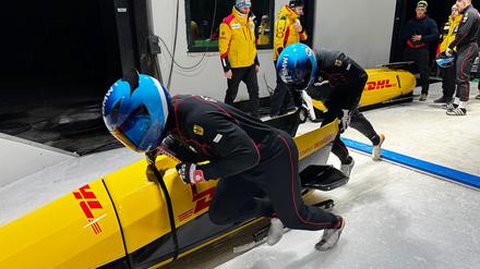 Francesco Friedrich (vorne) und Anschieber Alexander Schüller starten ihren Zweierbob auf der neu erbauten Olympia-Strecke im Eugenio Monti Sliding Centre. (Handout) 