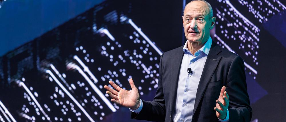 Siemens hat unter Konzernchef Roland Busch das dritte Jahr in Folge mit einem Rekordgewinn beendet.