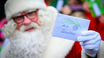 Der Weihnachtsmann kümmert sich in Himmelpfort um die Briefe von Kindern. (Archivbild)