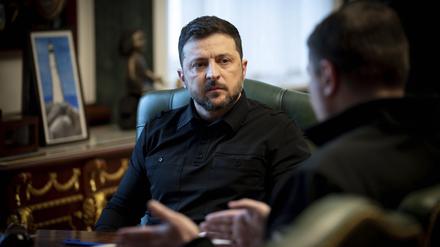 12. November 2025, Kiew: Der ukrainische Chef des Militärgeheimdienstes, Kyrylo Budanov (rechts), übergibt Präsident Wolodymyr Selenskyj (links) einen Bericht.