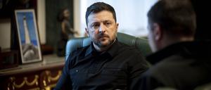 12. November 2025, Kiew: Der ukrainische Chef des Militärgeheimdienstes, Kyrylo Budanov (rechts), übergibt Präsident Wolodymyr Selenskyj (links) einen Bericht.