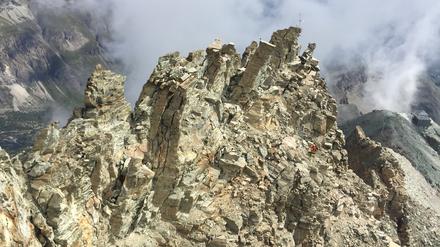 Der Felspfeiler am Matterhorn vor dem Abbruch. Im Hintergrund sind Messgeräte zu erkennen.
Foto: Samuel Weber / SLF