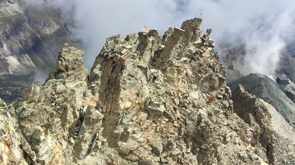 Der Felspfeiler am Matterhorn vor dem Abbruch. Im Hintergrund sind Messgeräte zu erkennen.
Foto: Samuel Weber / SLF