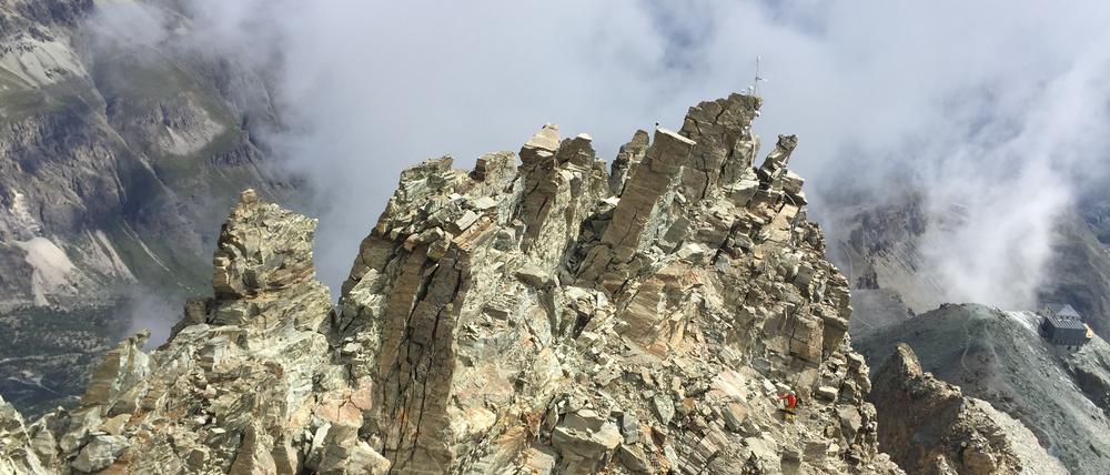 Der Felspfeiler am Matterhorn vor dem Abbruch. Im Hintergrund sind Messgeräte zu erkennen.
Foto: Samuel Weber / SLF