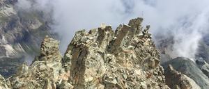 Der Felspfeiler am Matterhorn vor dem Abbruch. Im Hintergrund sind Messgeräte zu erkennen.
Foto: Samuel Weber / SLF