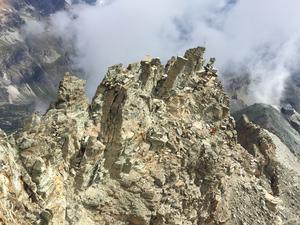 Der Felspfeiler am Matterhorn vor dem Abbruch. Im Hintergrund sind Messgeräte zu erkennen.
Foto: Samuel Weber / SLF