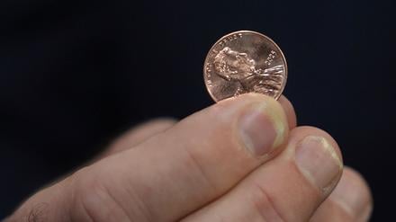 US-Schatzmeister Brandon Beach hält einen der letzten in der US-Münzanstalt in Philadelphia gepressten Pennys.