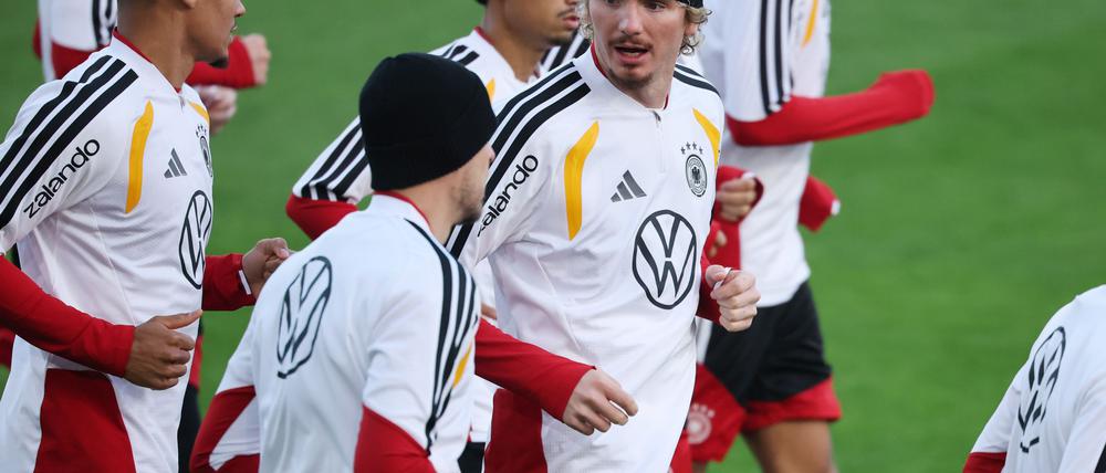 Stürmer Woltemade wirkt im DFB-Umfeld gelassen.