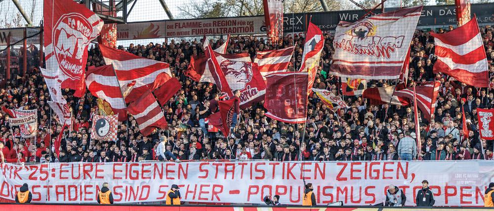 Immer wieder wird über die Sicherheit rund um Fußballspiele diskutiert.