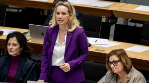 Kultursenatorin Sarah Wedl-Wilson moderiert die Haushaltskürzungen transparent, aber die Sorgen der Kulturszene bleiben.