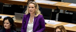 Kultursenatorin Sarah Wedl-Wilson moderiert die Haushaltskürzungen transparent, aber die Sorgen der Kulturszene bleiben.