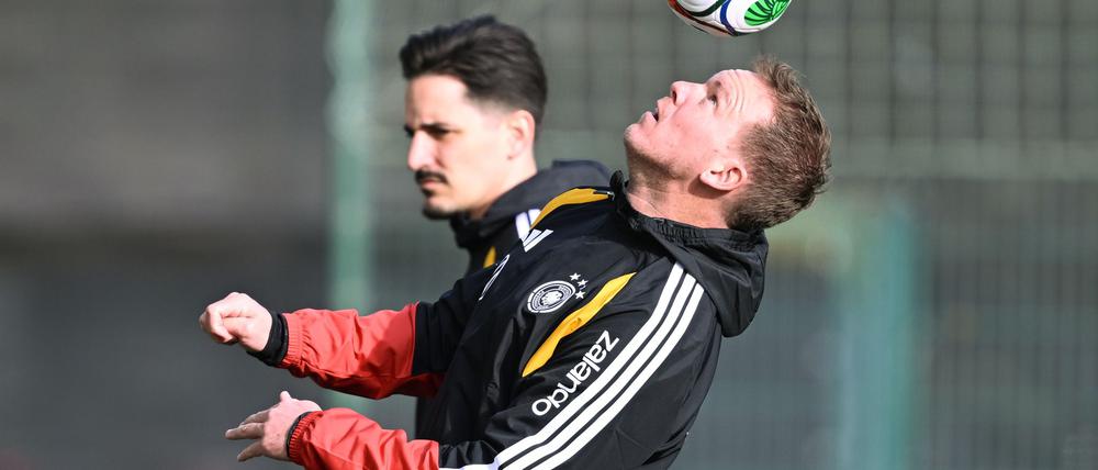 Bundestrainer Nagelsmann jongliert vor dem Training mit einem Ball. 