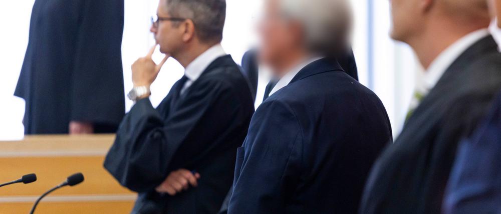 Ein weiterer größerer Prozess zur VW-Dieselaffäre hat in Braunschweig begonnen. Die Verlesung der Anklageschrift verzögerte sich aber. 