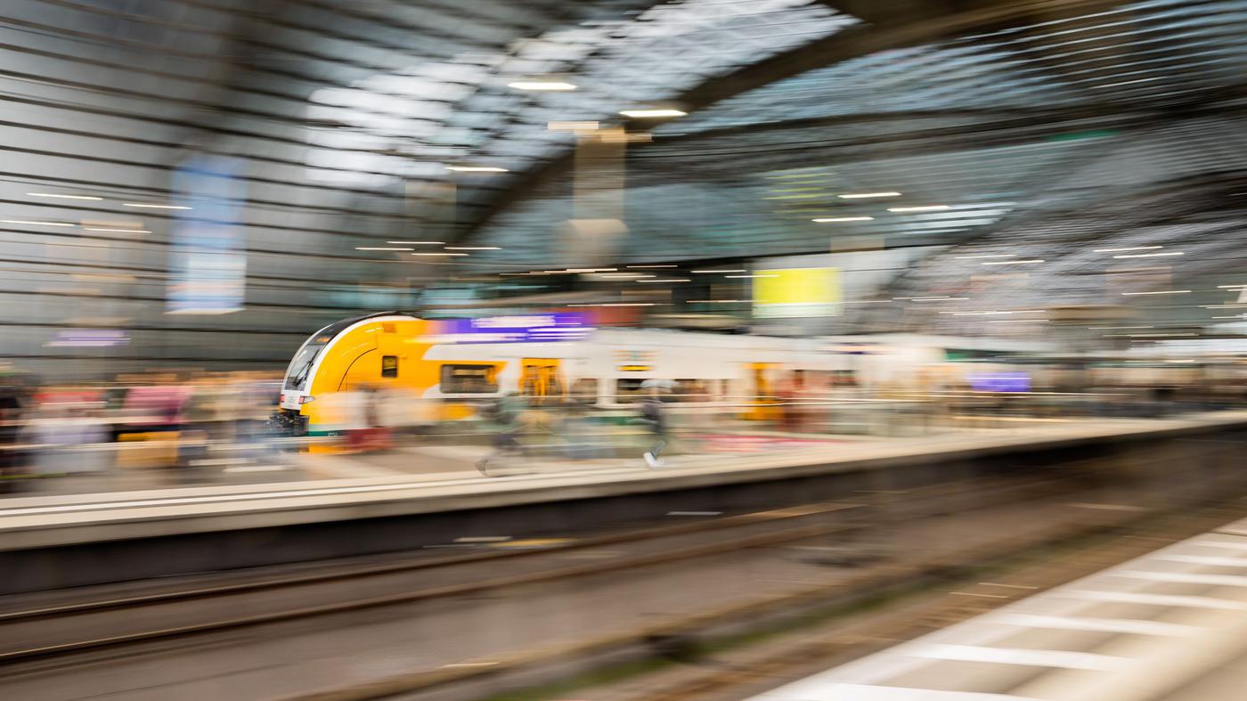 Im-RE1-nach-Berlin-Bahnreisende-berw-ltigen-im-Zug-Mann-mit-Messer