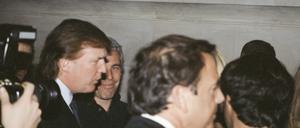 Donald Trump und Jeffrey Epstein nehmen am 9. April 1997 an einer von Rogers & Cowan gesponserten Veranstaltung der Victoria’s Secret Angels im Club Duvet in der 21st Street in New York Cityl.