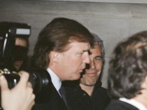 Donald Trump und Jeffrey Epstein nehmen am 9. April 1997 an einer von Rogers & Cowan gesponserten Veranstaltung der Victoria’s Secret Angels im Club Duvet in der 21st Street in New York Cityl.