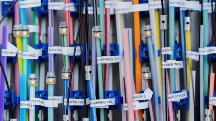 Glasfaserkabel in einem Verteilerkasten - ein Massengeschäft mit Nachfrageschwäche.