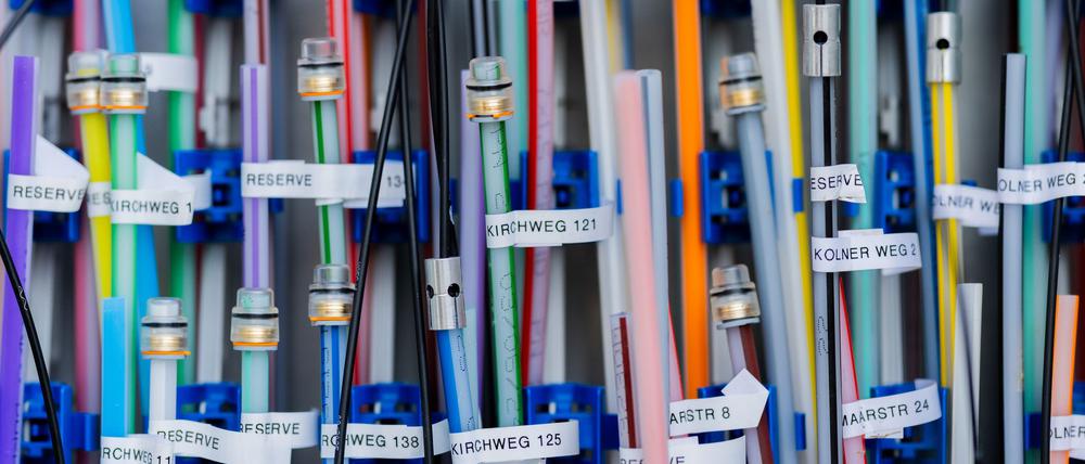 Glasfaserkabel in einem Verteilerkasten - ein Massengeschäft mit Nachfrageschwäche.