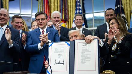 Unterschrift im Oval Office: US-Präsident Donald Trump zeigt das von ihm unterschriebene Dokument, mit dem die Haushaltssperre in den USA vorläufig beendet wird.
