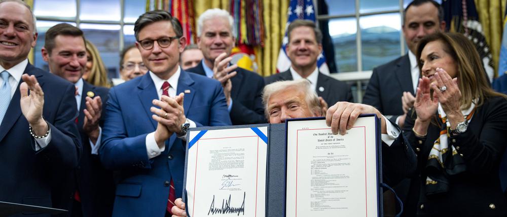 Unterschrift im Oval Office: US-Präsident Donald Trump zeigt das von ihm unterschriebene Dokument, mit dem die Haushaltssperre in den USA vorläufig beendet wird.