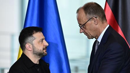 Wolodymyr Selenskyj, Präsident der Ukraine, und Bundeskanzler Friedrich Merz (CDU) geben ein Statement ab (Symbolbild).