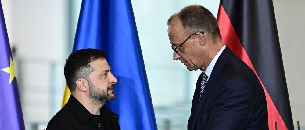Wolodymyr Selenskyj, Präsident der Ukraine, und Bundeskanzler Friedrich Merz (CDU) geben ein Statement ab (Symbolbild).