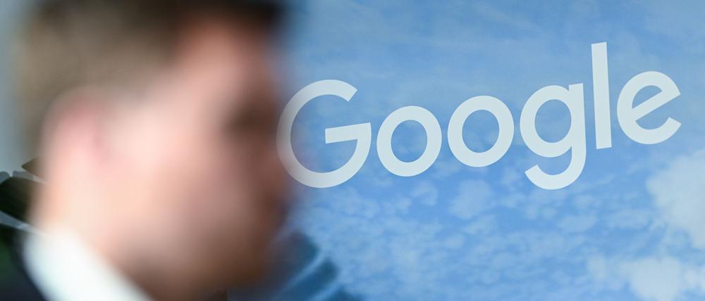 Ein Mann steht vor dem Google Logo bei der Vorstellung des Google Investitionsplans für Deutschland. 