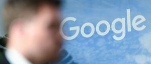 Ein Mann steht vor dem Google Logo bei der Vorstellung des Google Investitionsplans für Deutschland. 