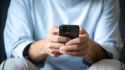 ILLUSTRATION - 14.04.2025, Bremen: Ein Mann tippt auf einem Smartphone. (gestellte Szene) (zu dpa: «Nasheeds: Religiöse Lieder als Propaganda-Werkzeug») Foto: Sina Schuldt/dpa +++ dpa-Bildfunk +++