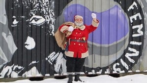 Stephan Bert Antczack ist als Weihnachtsmann unterwegs.