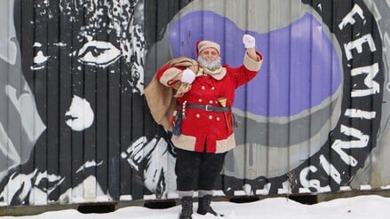 Stephan Bert Antczack ist als Weihnachtsmann unterwegs.