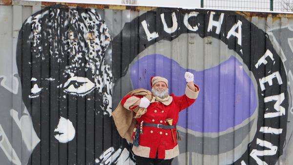 Stephan Bert Antczack ist als Weihnachtsmann unterwegs.
