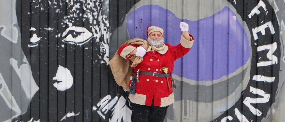 Stephan Bert Antczack ist als Weihnachtsmann unterwegs.