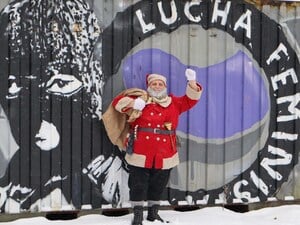 Stephan Bert Antczack ist als Weihnachtsmann unterwegs.