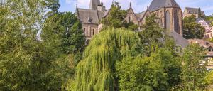 Die Uni Marburg lässt vier Studierenden für ein Jahr umsonst lesen.