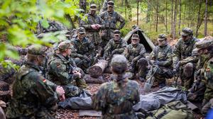 Rekruten bei der Basisausbildung auf einem Truppenübungsplatz..