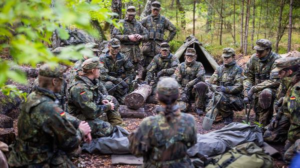 Rekruten bei der Basisausbildung auf einem Truppenübungsplatz..