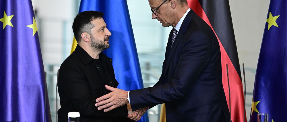 Kanzler Friedrich Merz (CDU, rechts) und der ukrainische Präsident Wolodymyr Selenskyj haben zu den Korruptionsermittlungen in Kiew ein Telefongespräch geführt. (Archivbild)