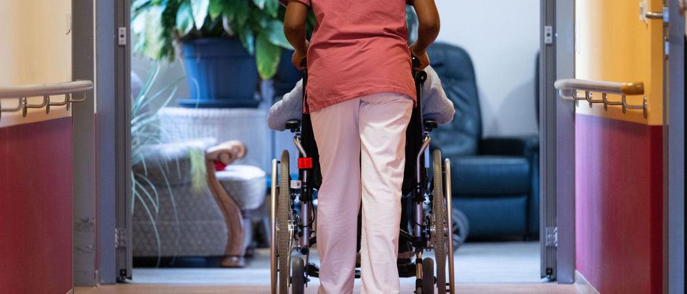 In letzter Minute wollen Union und SPD Beitragserhöhungen in der Pflege verhindern. 