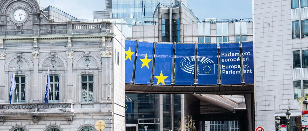 Vor dem Eingang der Europäischen-Union sind Banner mit EU-Symbolik angebracht. 