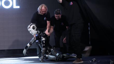 Moskau, 11. November 2025: Der humanoide Roboter Aidol mit integrierter künstlicher Intelligenz bei seiner Enthüllung in der Yarovit Hall in Moskau, Russland. 