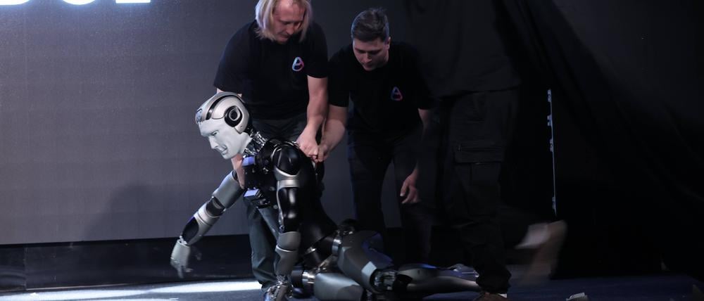 Moskau, 11. November 2025: Der humanoide Roboter Aidol mit integrierter künstlicher Intelligenz bei seiner Enthüllung in der Yarovit Hall in Moskau, Russland.