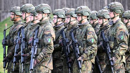 Rekruten sind zur Schießausbildung angetreten. 