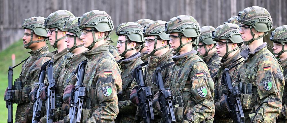 Rekruten sind zur Schießausbildung angetreten. 